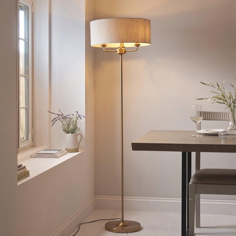 klasicka elegantna mediteranska stojacia lampa citacia lampa zlata mosadz okruhle tienidlo country vintage obyvacka osvetlenie.jpg